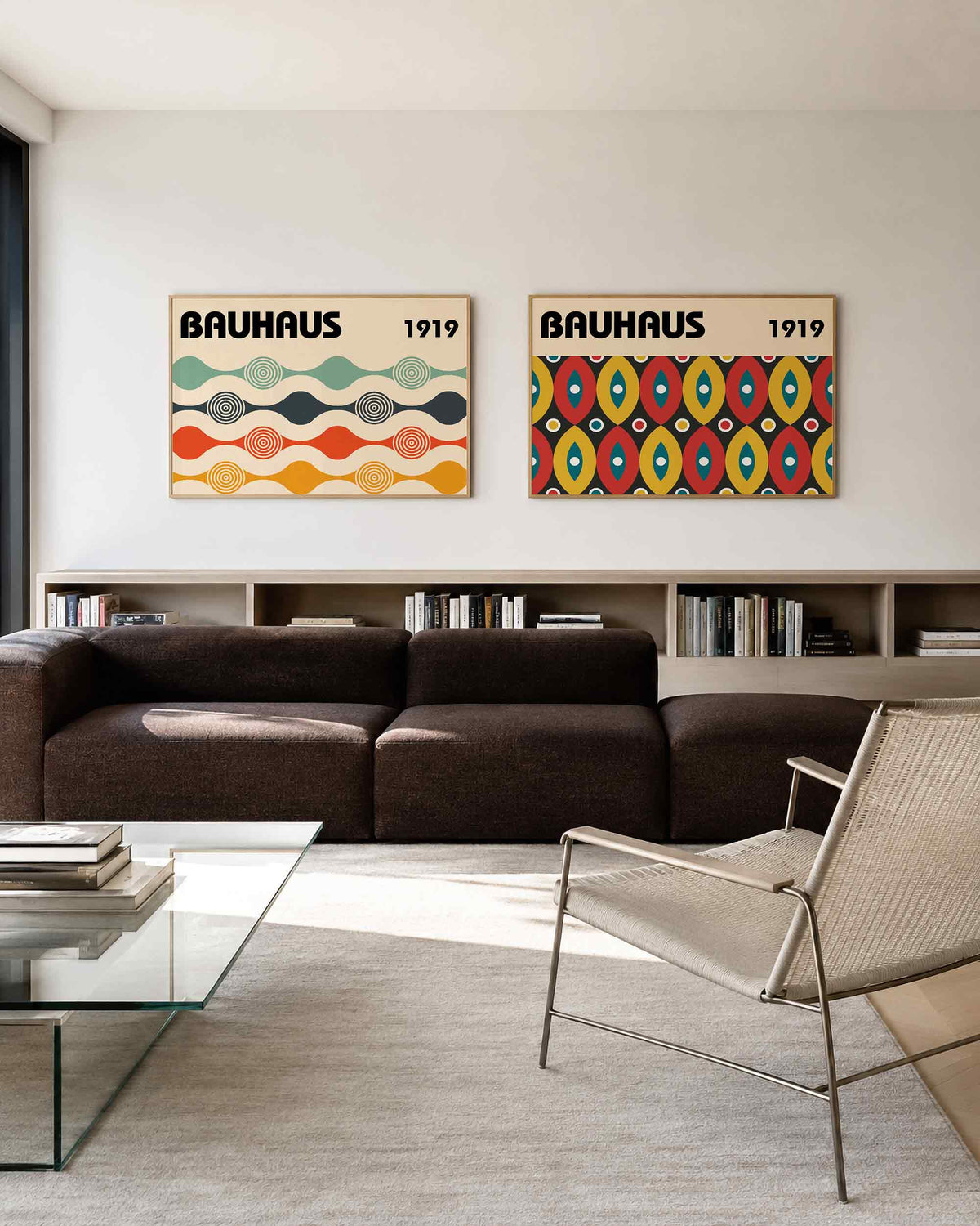 Interieurmockup van tweedelige landscape-posterset met golvende banden en ovale motieven