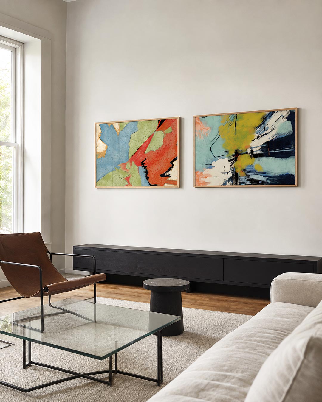 Interieurpresentatie van twee posters met een dynamische mix van blauw, groen en rood