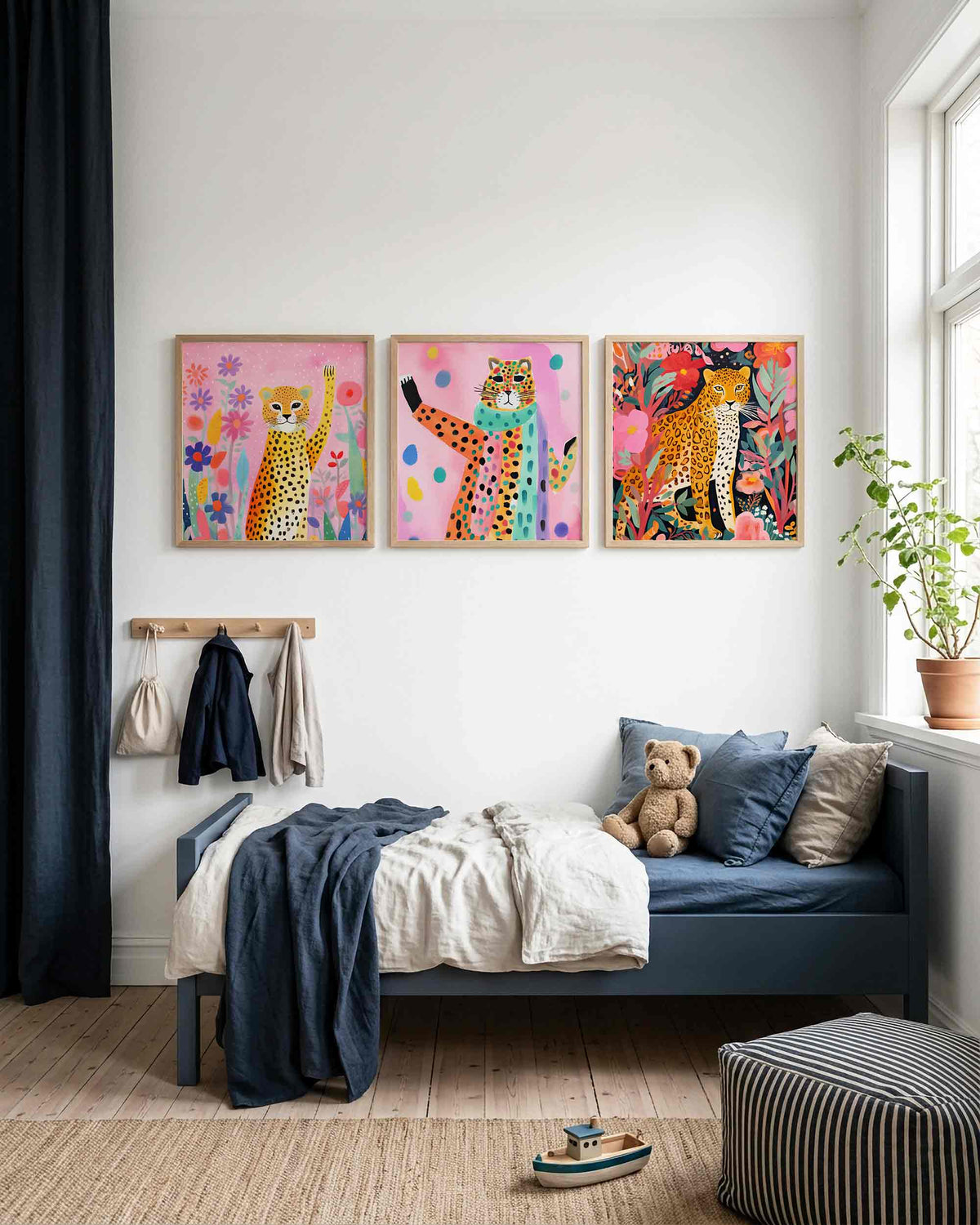 Interieurpresentatie van een driedelige vierkante posterset met gevlekte luipaarden