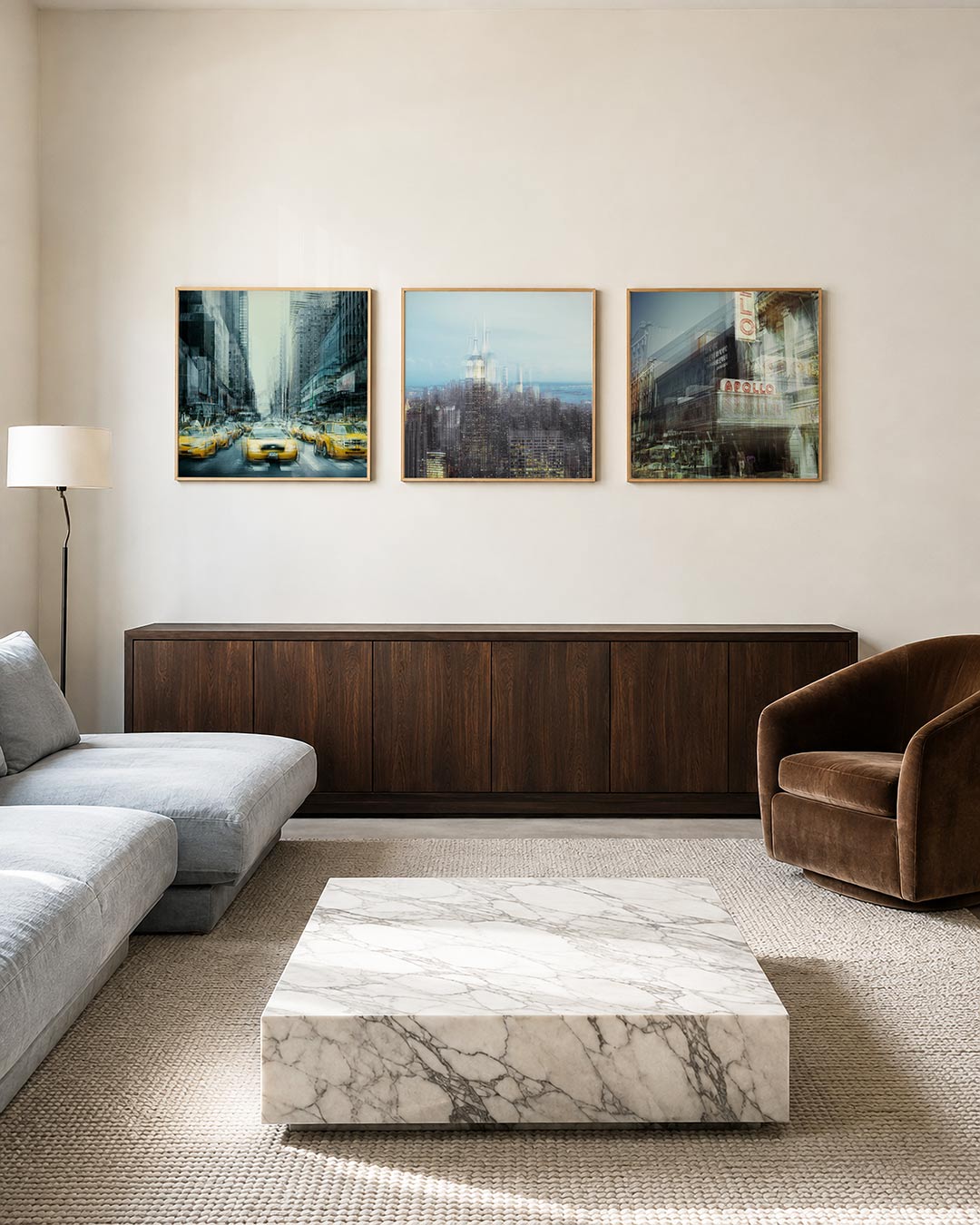 Interieur met vierkant fotografisch drieluik stad in meervoud – Gerald Emming