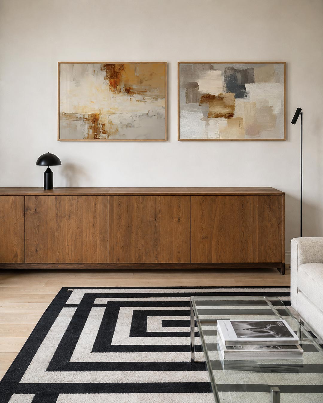Twee liggende posters met warme tinten, aan de muur in een interieur