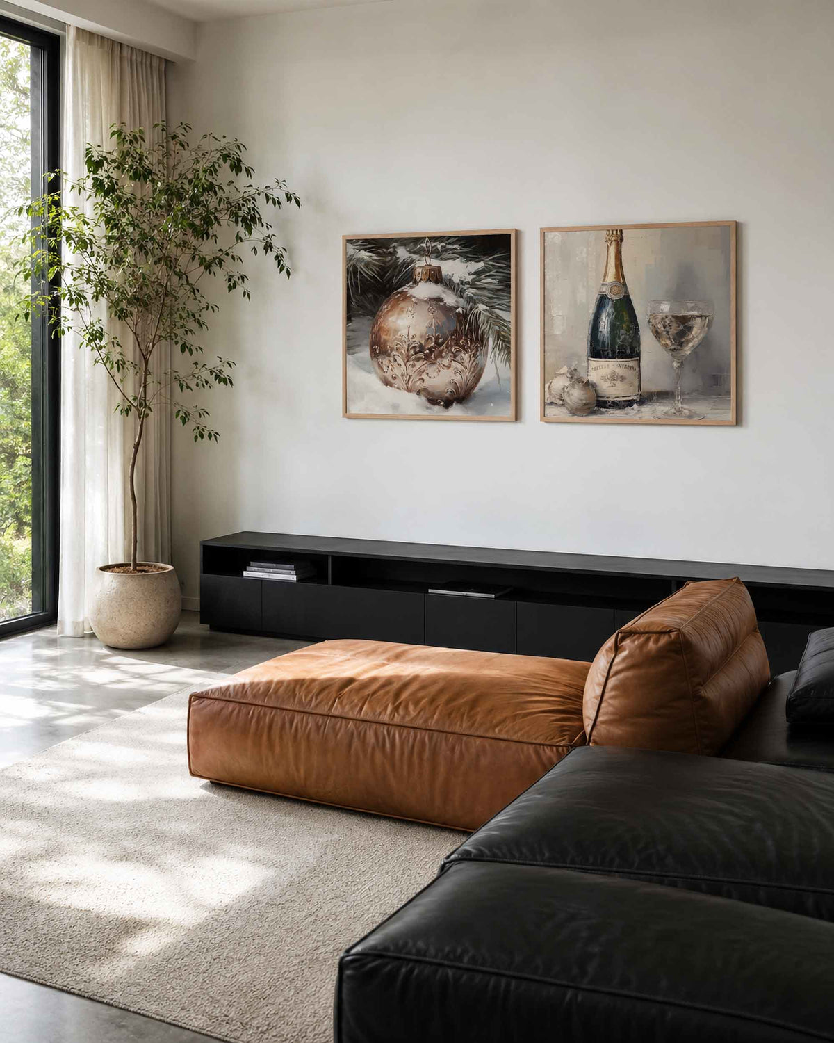 Interieurpresentatie van een tweedelige vierkante posterset met kerstbal en champagne