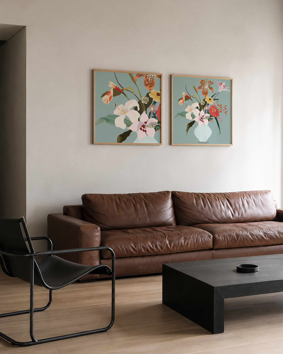 Interieurpresentatie van een tweedelige vierkante posterset met bloemenboeket