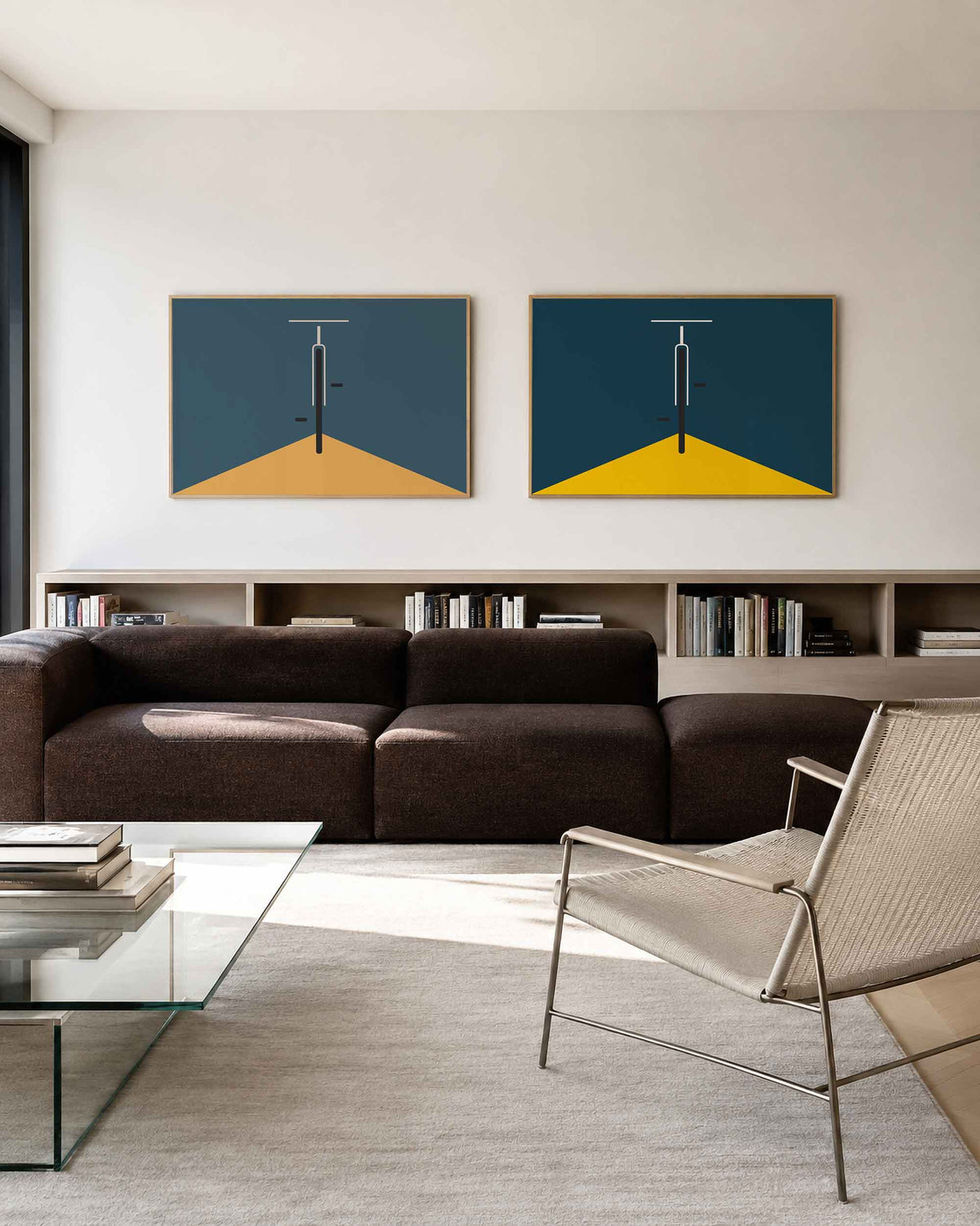 Interieurmockup van tweedelige landscape-posterset met deur in perspectief
