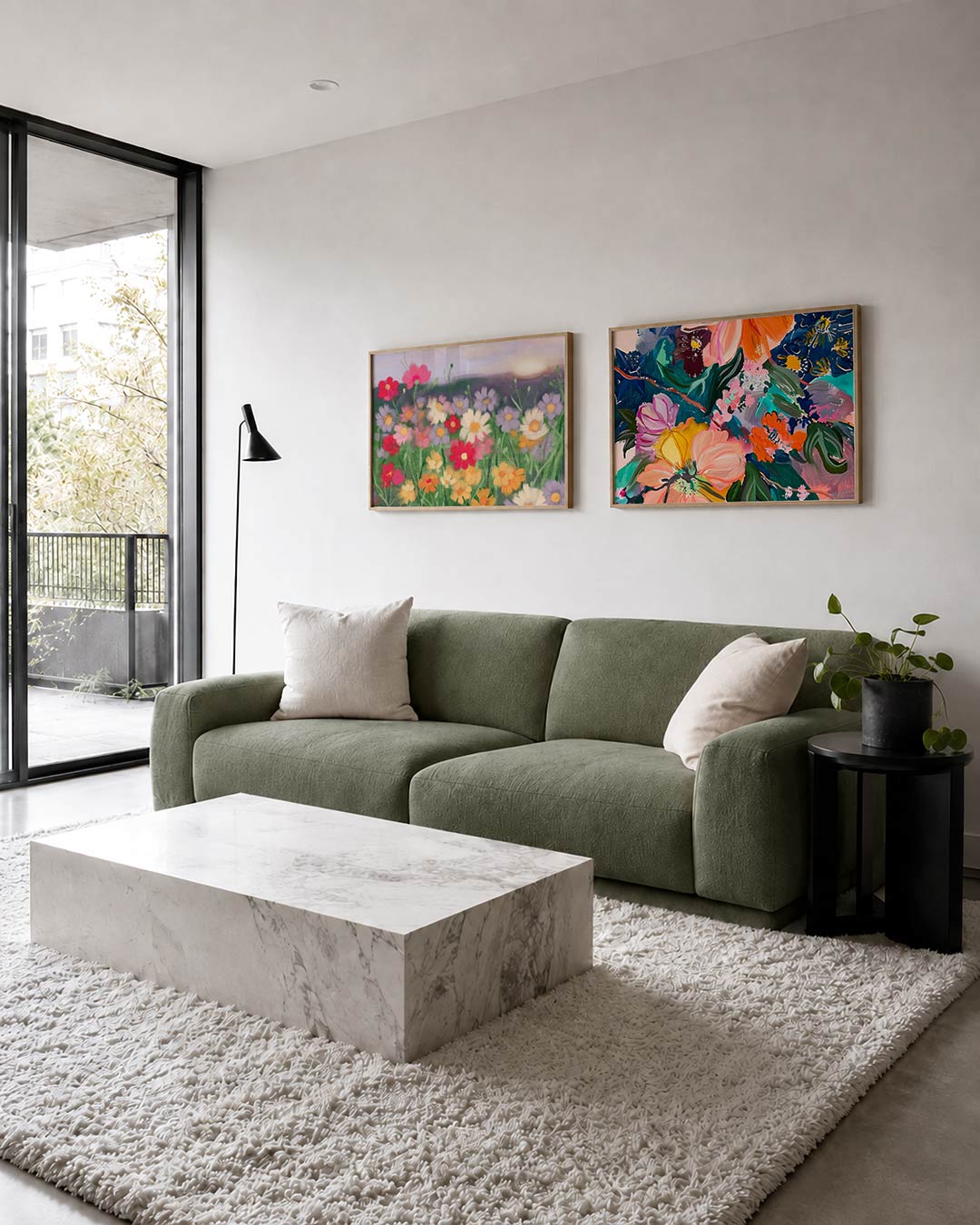 Twee liggende posters met een levendig spel van roze, paars, geel en groen, aan de muur in een interieur
